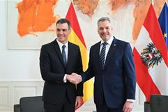 El presidente del Gobierno, Pedro Sánchez, y el canciller federal de Austria, Karl Nehammer, se saludan