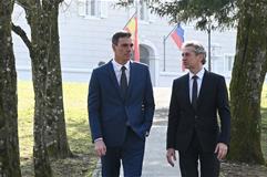 Pedro Sánchez y Robert Golob pasean por un jardín