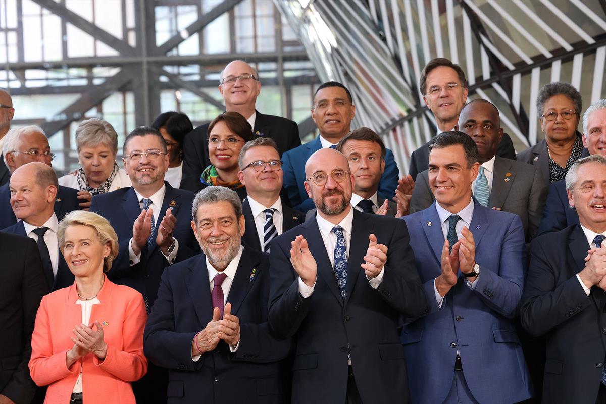 17/07/2023. Pedro Sánchez participa en la Cumbre UE-CELAC. Foto de familia de la III Cumbre UE-CELAC
