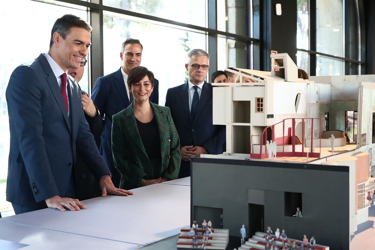 18/12/2023. Pedro Sánchez inaugura la Casa de la Arquitectura. El presidente del Gobierno, Pedro Sánchez, durante su visita a la exposición ...