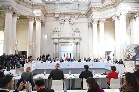 19/01/2023. XXVII Cumbre España-Francia. El presidente del Gobierno, Pedro Sánchez, junto a los ministros asistentes a la cumbre durante la ...