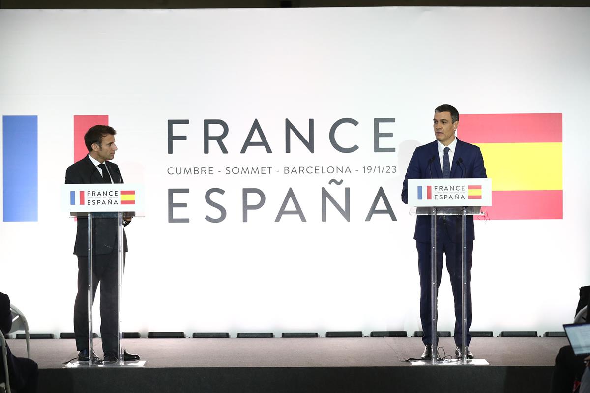 19/01/2023. XXVII Cumbre España-Francia. El presidente del Gobierno, Pedro Sánchez, y el presidente de la República Francesa, Emmanuel Macro...