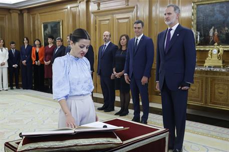 21/11/2023. Acto de promesa de los nuevos ministros. La ministra de Juventud e Infancia, Sira Abed, promete su cargo ante el rey Felipe VI.
