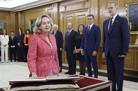 21/11/2023. Acto de promesa de los nuevos ministros. Nadia María Calviño promete su cargo ante el rey Felipe VI como ministra de Economía, C...