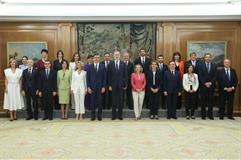 Fotografía de grupo del rey Felipe VI con los ministros y ministras del nuevo Gobierno