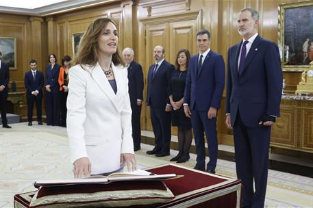 21/11/2023. Acto de promesa de los nuevos ministros. La ministra de Sanidad, Monica García, promete su cargo ante el rey Felipe VI.