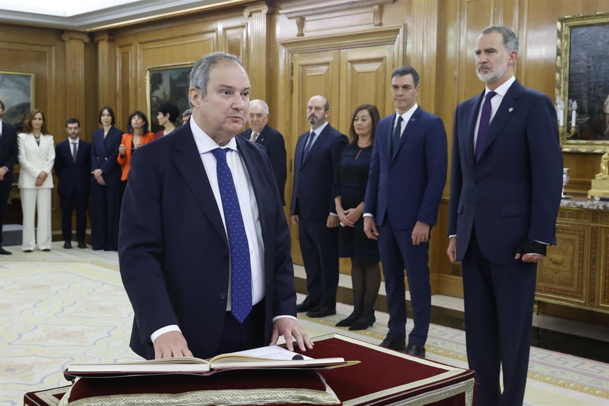 21/11/2023. Acto de promesa de los nuevos ministros. El ministro de Industria y Turismo, Jordi Hereu, promete su cargo ante el rey Felipe VI.