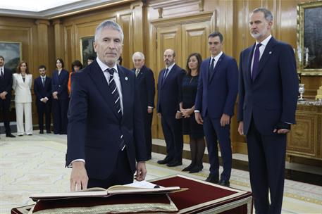 21/11/2023. Acto de promesa de los nuevos ministros. El ministro del Interior, Fernando Grande-Marlaska, promete su cargo ante el rey Felipe VI.