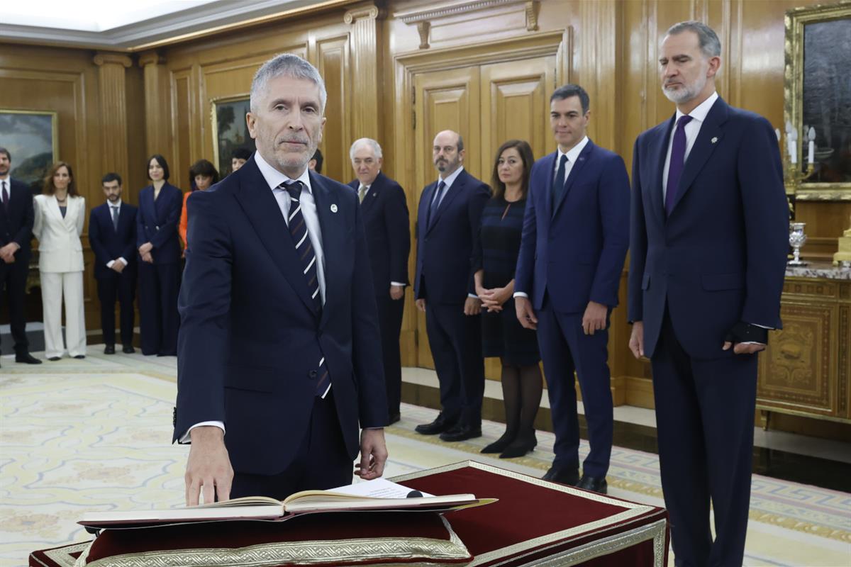 21/11/2023. Acto de promesa de los nuevos ministros. El ministro del Interior, Fernando Grande-Marlaska, promete su cargo ante el rey Felipe VI.
