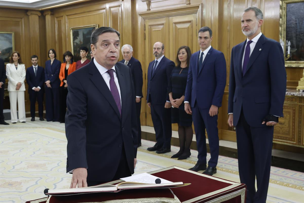 21/11/2023. Acto de promesa de los nuevos ministros. El ministro de Agricultura, Pesca y Alimentación, Luis Planas, promete su cargo ante el...