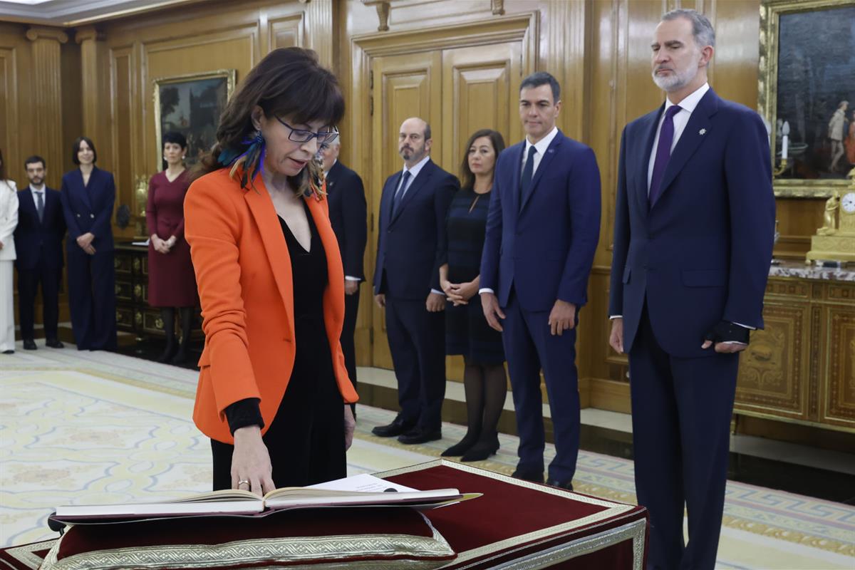 21/11/2023. Acto de promesa de los nuevos ministros. La ministra de Igualdad, Ana Redondo, promete su cargo ante el rey Felipe VI.