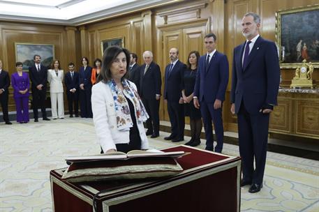 21/11/2023. Acto de promesa de los nuevos ministros. La ministra de Defensa, María Margarita Robles, promete su cargo ante el rey Felipe VI.