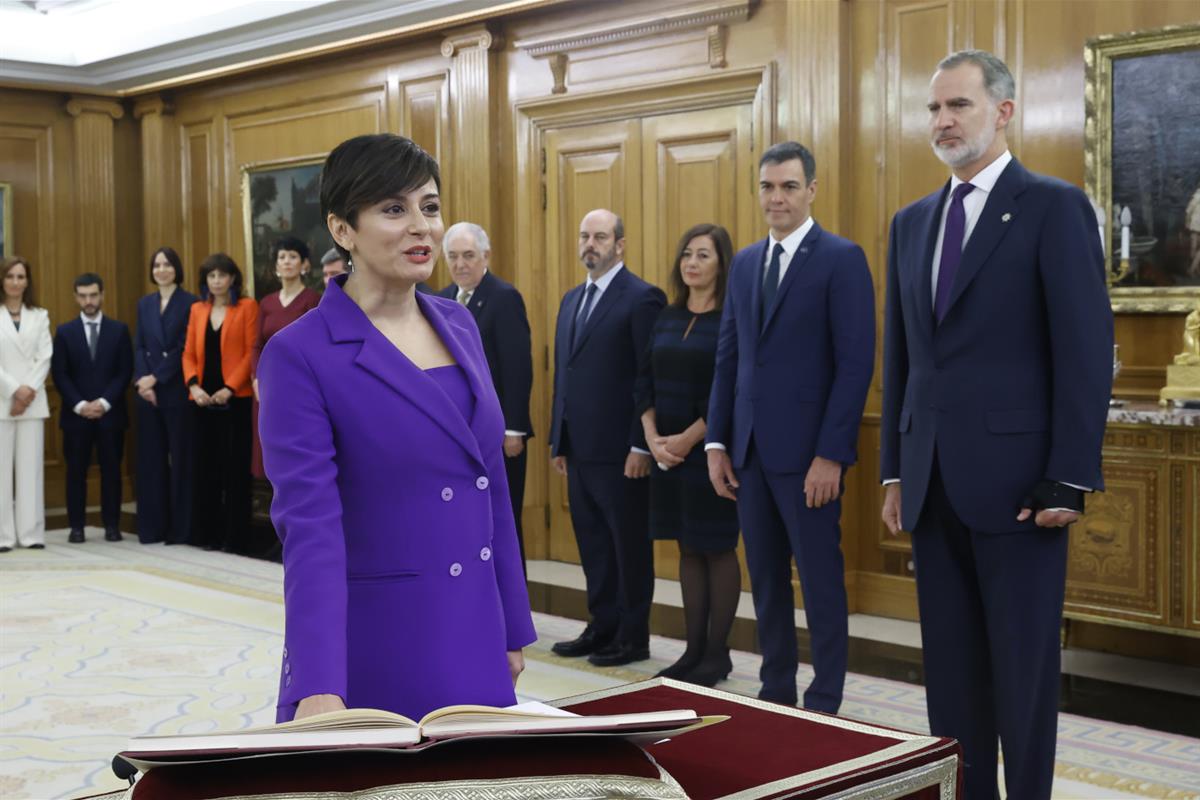 21/11/2023. Acto de promesa de los nuevos ministros. La ministra de Vivienda y Agenda Urbana, Isabel Rodríguez, promete su cargo ante el rey...