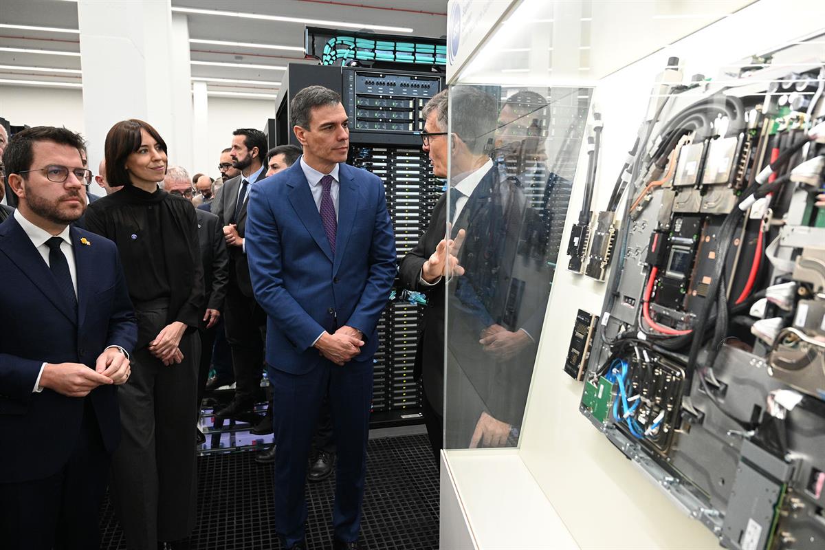 21/12/2023. Sánchez visita el Centro Nacional de Supercomputación. El presidente del Gobierno, Pedro Sánchez, y la ministra de Ciencia, Inno...