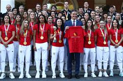 El presidente del Gobierno recibe a la selección femenina de fútbol