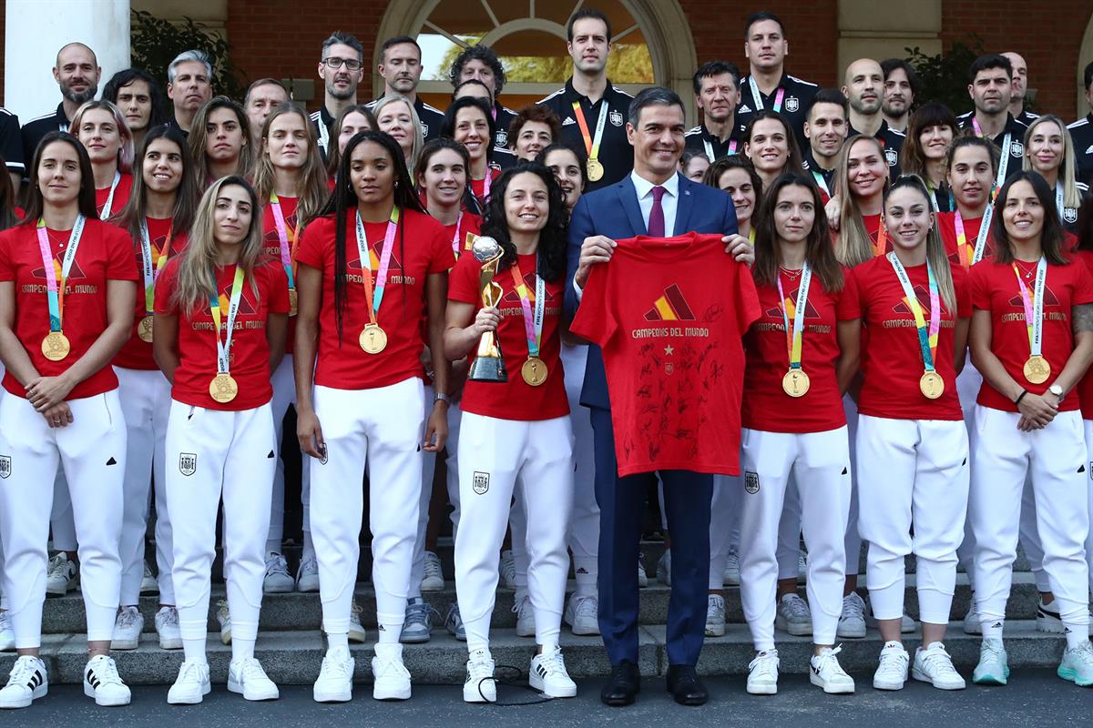 22/08/2023. Pedro Sánchez recibe a la selección femenina de fútbol en La Moncloa. El presidente del Gobierno junto a las jugadoras de la sel...