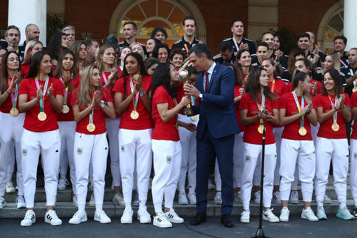 22/08/2023. Pedro Sánchez recibe a la selección femenina de fútbol en La Moncloa. Las jugadoras de la selección femenina de fútbol enseñan l...
