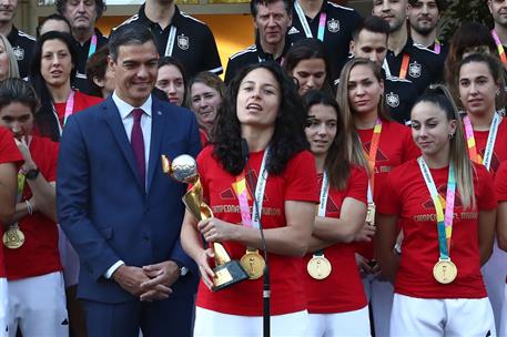 22/08/2023. Pedro Sánchez recibe a la selección femenina de fútbol en La Moncloa. La capitana de la selección, Ivana Andrés, durante su inte...