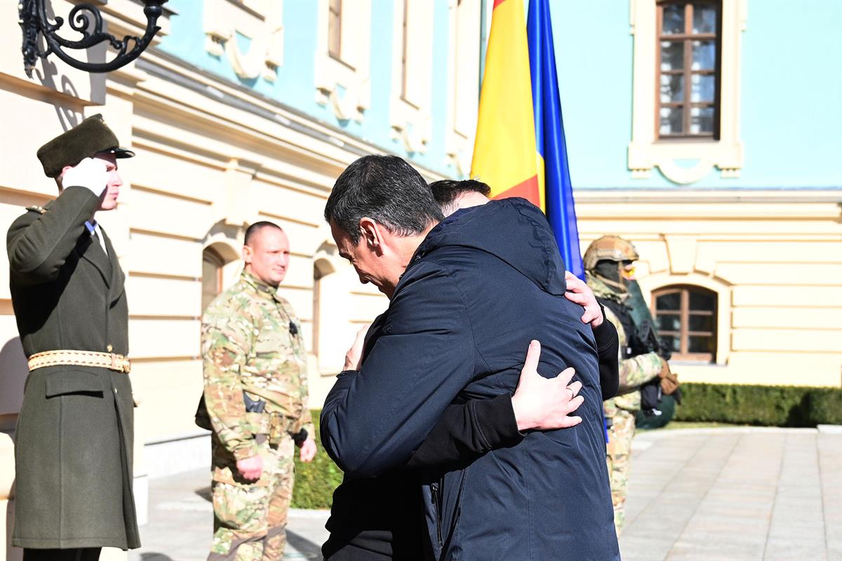 23/02/2023. Viaje del presidente del Gobierno a Ucrania. El presidente del Gobierno, Pedro Sánchez, abraza al presidente de Ucrania, Volodím...
