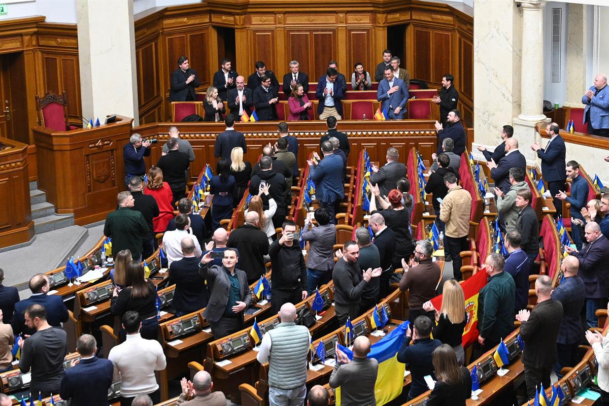 23/02/2023. Viaje del presidente del Gobierno a Ucrania. Los parlamentarios ucranianos aplauden al presidente del Gobierno, Pedro Sánchez, t...
