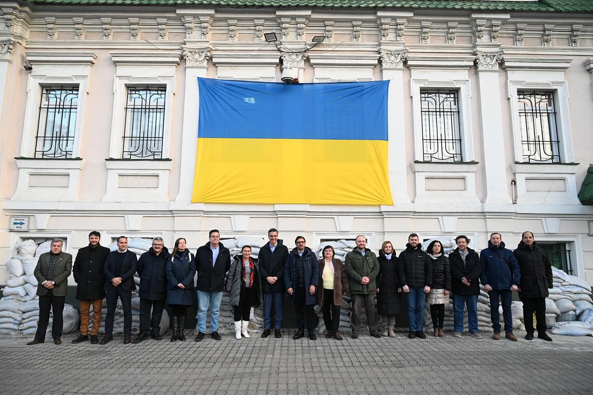 23/02/2023. Viaje del presidente del Gobierno a Ucrania. El presidente del Gobierno, Pedro Sánchez, junto al personal de la Embajada de Espa...