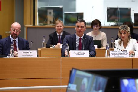 25/10/2023. Pedro Sánchez participa en la Cumbre Social Tripartita. El presidente del Consejo Europeo, Charles Michel, el presidente del Gob...