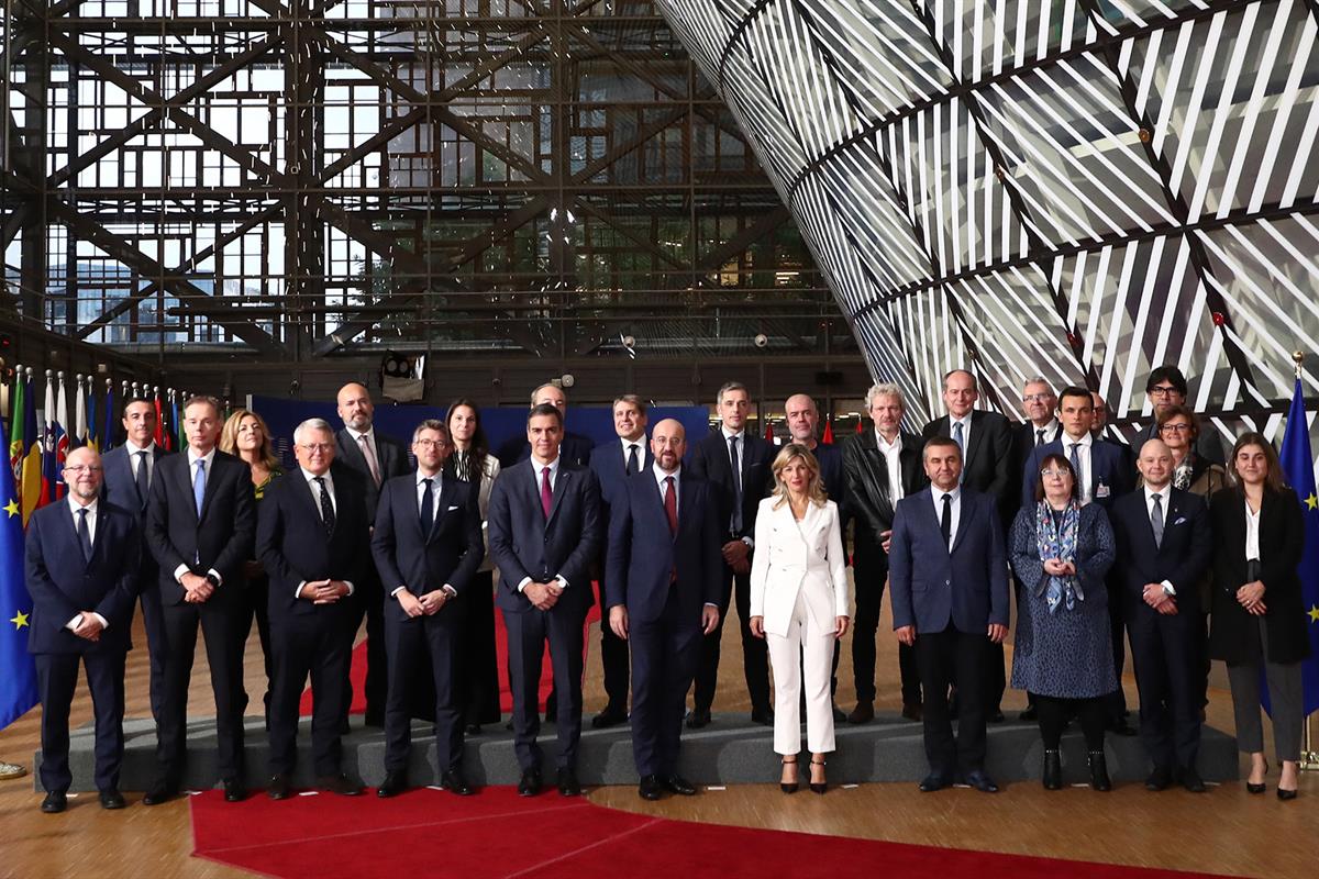 25/10/2023. Pedro Sánchez participa en la Cumbre Social Tripartita. Fotografía de familia de los participantes en la Cumbre Social Tripartita.