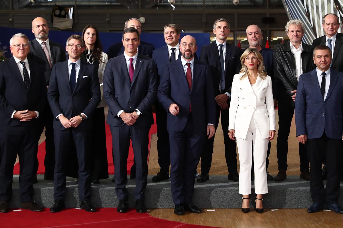 25/10/2023. Pedro Sánchez participa en la Cumbre Social Tripartita. El presidente del Gobierno en funciones, Pedro Sánchez, el presidente de...