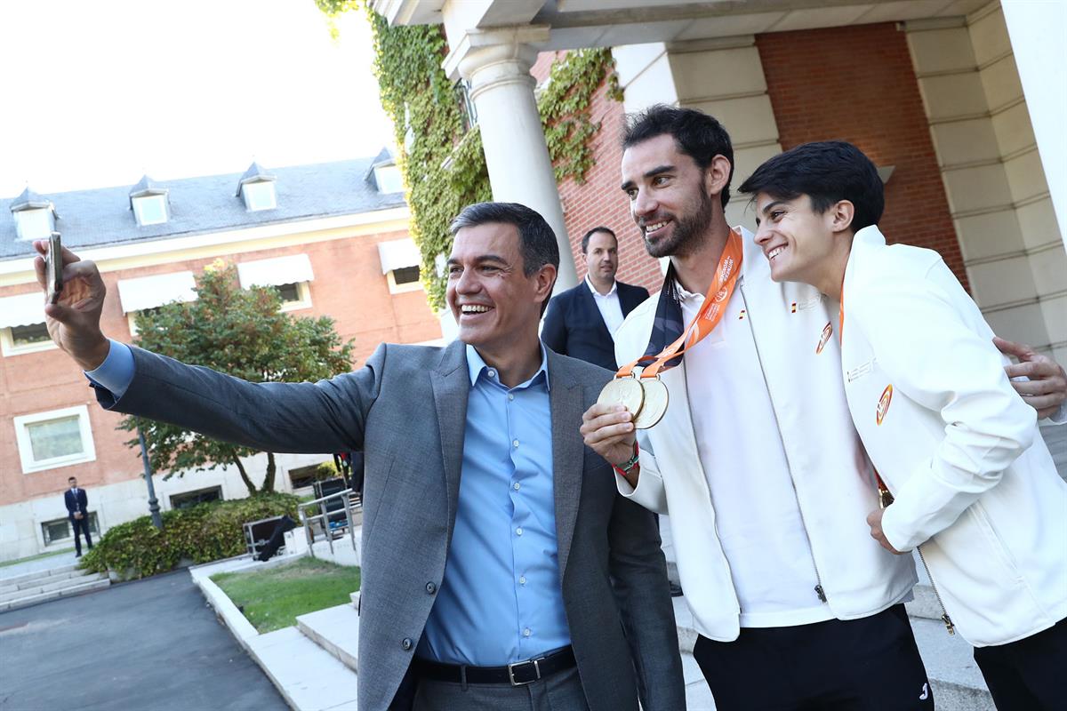 29/08/2023. Pedro Sánchez recibe a los campeones del mundo de atletismo en La Moncloa. El presidente del Gobierno se hace un selfie con los ...