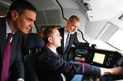 El rey Felipe VI y el presidente del Gobierno, con el maquinista en la cabina del tren del viaje inaugural