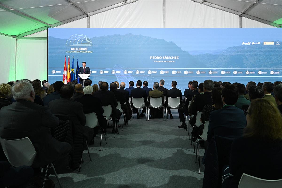 29/11/2023. Inauguración de la variante de Pajares de Alta Velocidad. El presidente del Gobierno, Pedro Sánchez, interviene en el acto insti...