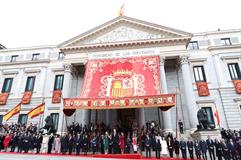 Desfile militar en honor a los reyes con que ha concluido el acto de solemne apertura de las Cortes de la XV Legislatura