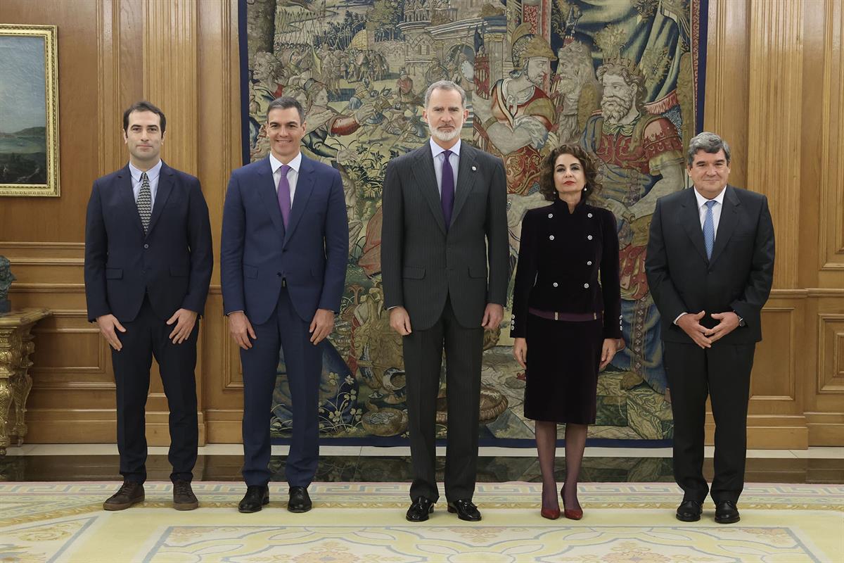 29/12/2023. Pedro Sánchez asiste a la promesa de los nuevos ministros del Gobierno. El ministro de Economía, Comercio y Empresa, Pedro Cuerp...