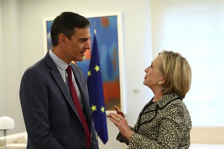 30/05/2023. El presidente recibe a la exsecretaria de Estado de Estados Unidos, Hillary Clinton. El presidente del Gobierno, Pedro Sánchez, ...