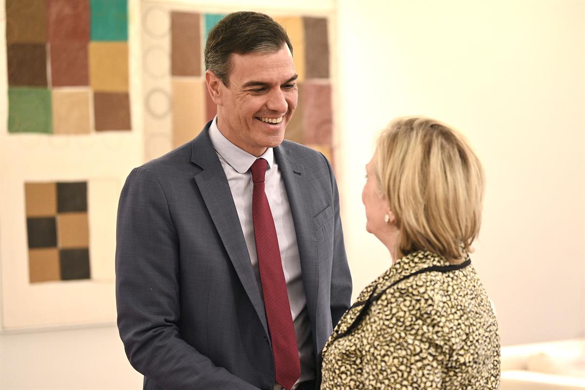 30/05/2023. El presidente recibe a la exsecretaria de Estado de Estados Unidos, Hillary Clinton. El presidente del Gobierno, Pedro Sánchez, ...