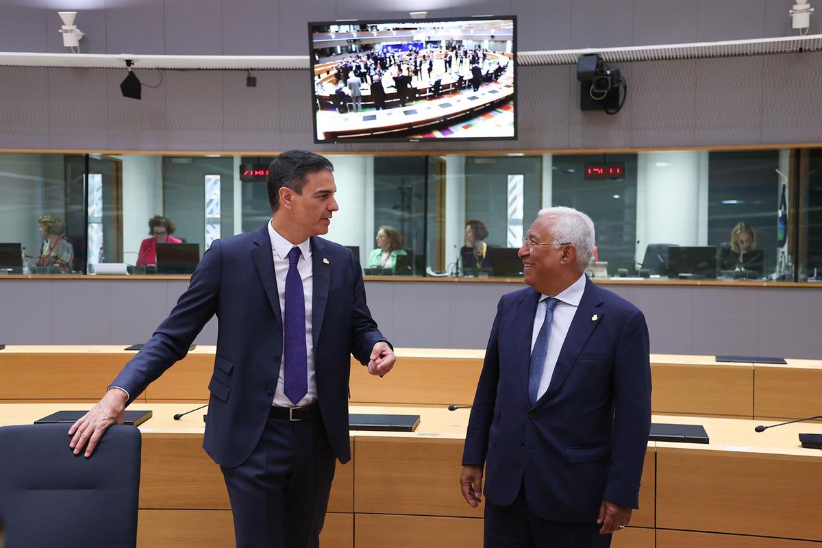 30/06/2023. Pedro Sánchez participa en el Consejo Europeo. El presidente del Gobierno junto al primer ministro de Portugal, António Costa, d...