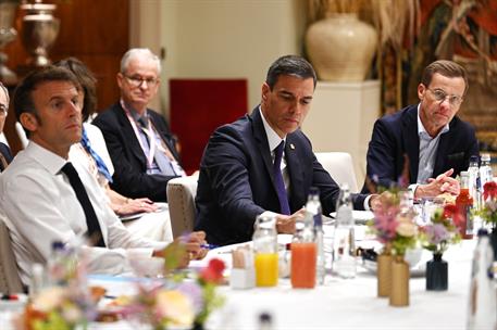 30/06/2023. Pedro Sánchez participa en el Consejo Europeo. El presidente del Gobierno, Pedro Sánchez, junto al presidente francés, Emmanuell...