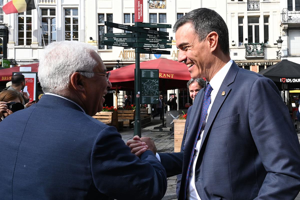 30/06/2023. Pedro Sánchez participa en el Consejo Europeo. El presidente del Gobierno saluda al primer ministro portugués en la segunda jorn...