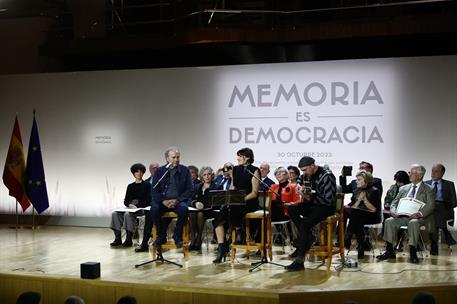 30/10/2023. Los cantantes Joan Manuel Serrat y Rozalén durante su participación en el acto.