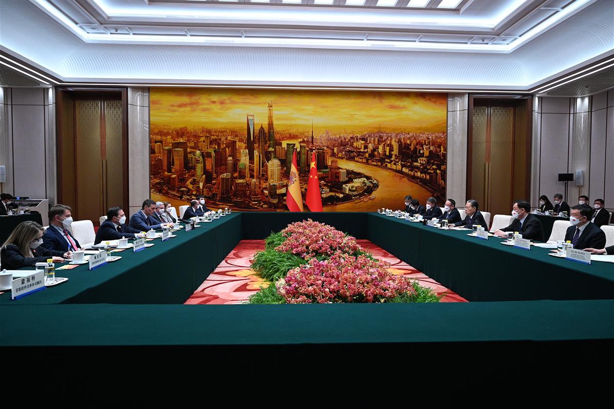 31/03/2023. Viaje del presidente a China: Pekín. Reunión del presidente del Gobierno, Pedro Sánchez, y el presidente de la Asamblea Popular ...