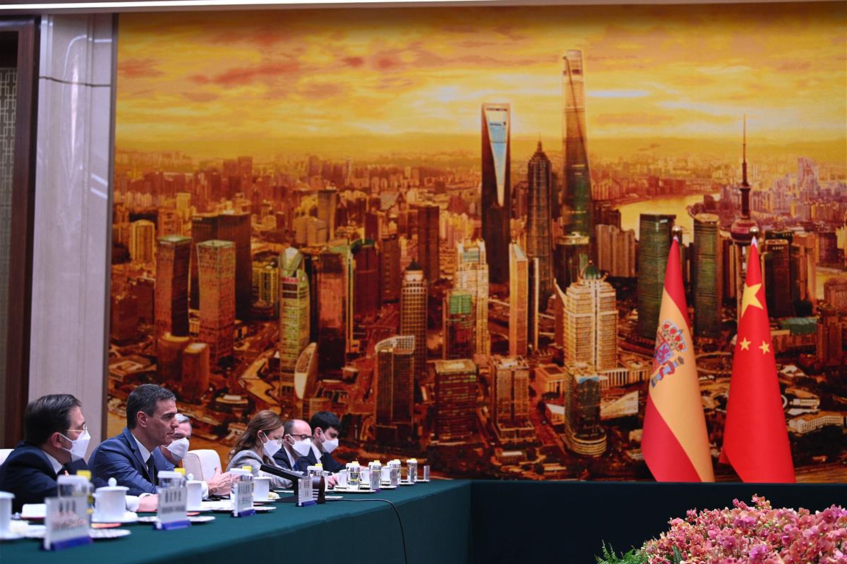 31/03/2023. Viaje del presidente a China: Pekín. El presidente del Gobierno, Pedro Sánchez, durante su reunión con el presidente de la Asamb...