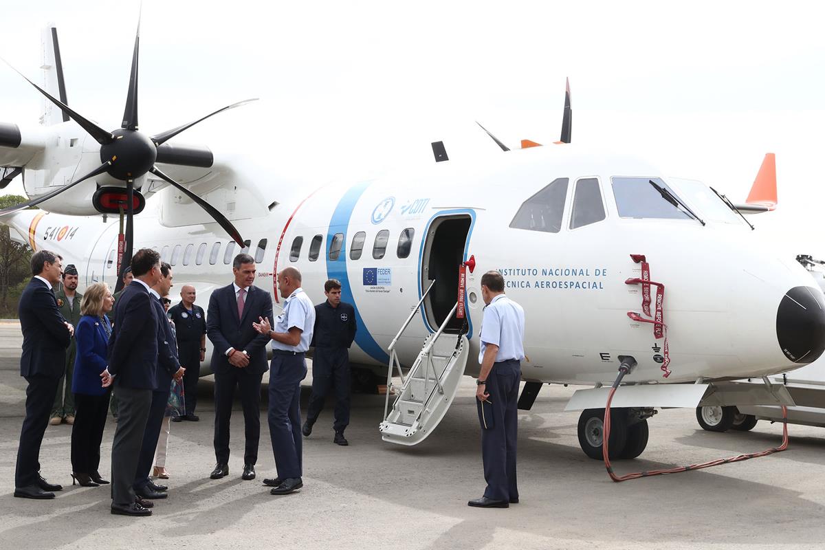 El presidente del Gobierno, durante la visita a la exposición de vehículos aéreos no tripulados en las instalaciones del CEUS