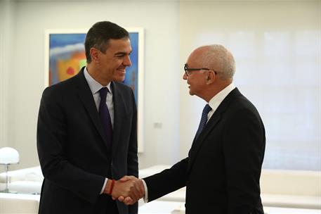 2/10/2024. Pedro S&#225;nchez, mantiene un encuentro con el presidente de IMEC. El presidente del Gobierno, Pedro S&#225;nchez, saluda al presidente y...