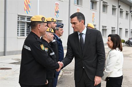 Pedro Sánchez visita el Cuartel General de la UME junto a la ministra de Defensa, Margarita Robles.