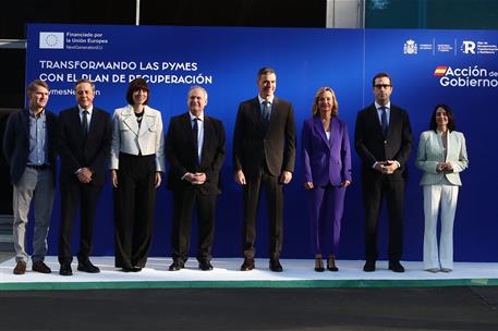 Foto de familia de la inauguración de la jornada en la EOI