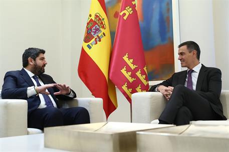 4/10/2024. Pedro S&#225;nchez recibe al presidente de la Regi&#243;n de Murcia, Fernando L&#243;pez Miras. El presidente del Gobierno, Pedro S&#225;nchez, y el ...