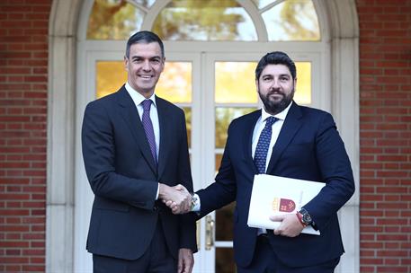 4/10/2024. Pedro Sánchez recibe al presidente de la Región de Murcia, Fernando López Miras. El presidente del Gobierno, Pedro Sánchez, recib...