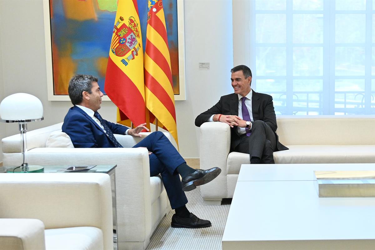 4/10/2024. Pedro Sánchez recibe al presidente de la Comunidad Valenciana, Carlos Mazón. El presidente del Gobierno, Pedro Sánchez, junto al ...