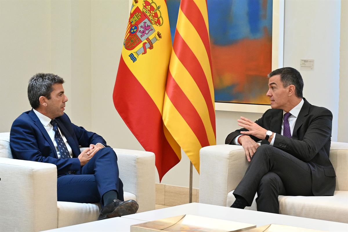 4/10/2024. Pedro Sánchez recibe al presidente de la Comunidad Valenciana, Carlos Mazón. El presidente del Gobierno, Pedro Sánchez, junto al ...