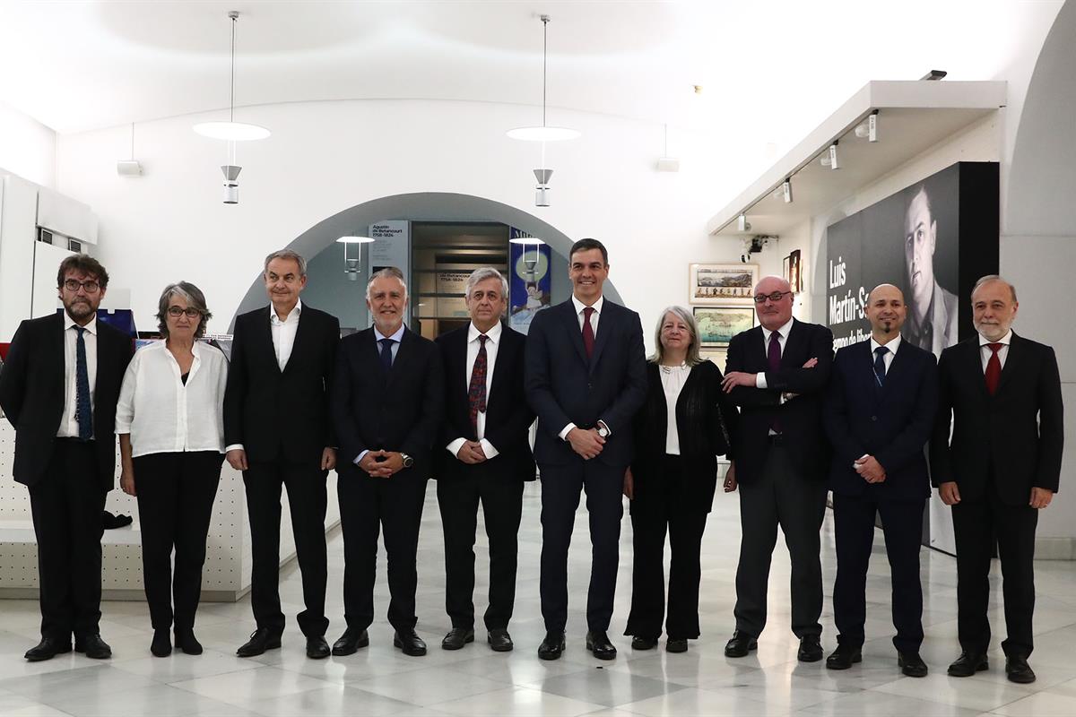 4/04/2024. Pedro Sánchez inaugura la exposición sobre Luis Martín-Santos. Foto de familia del acto de inauguración de la exposición.